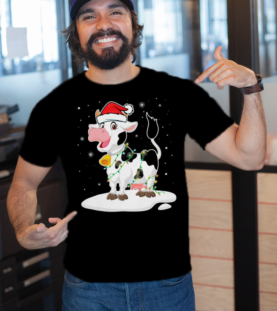 Lovely Cow Santa Xmas Lights On Snowy Tree Scene T-Shirt