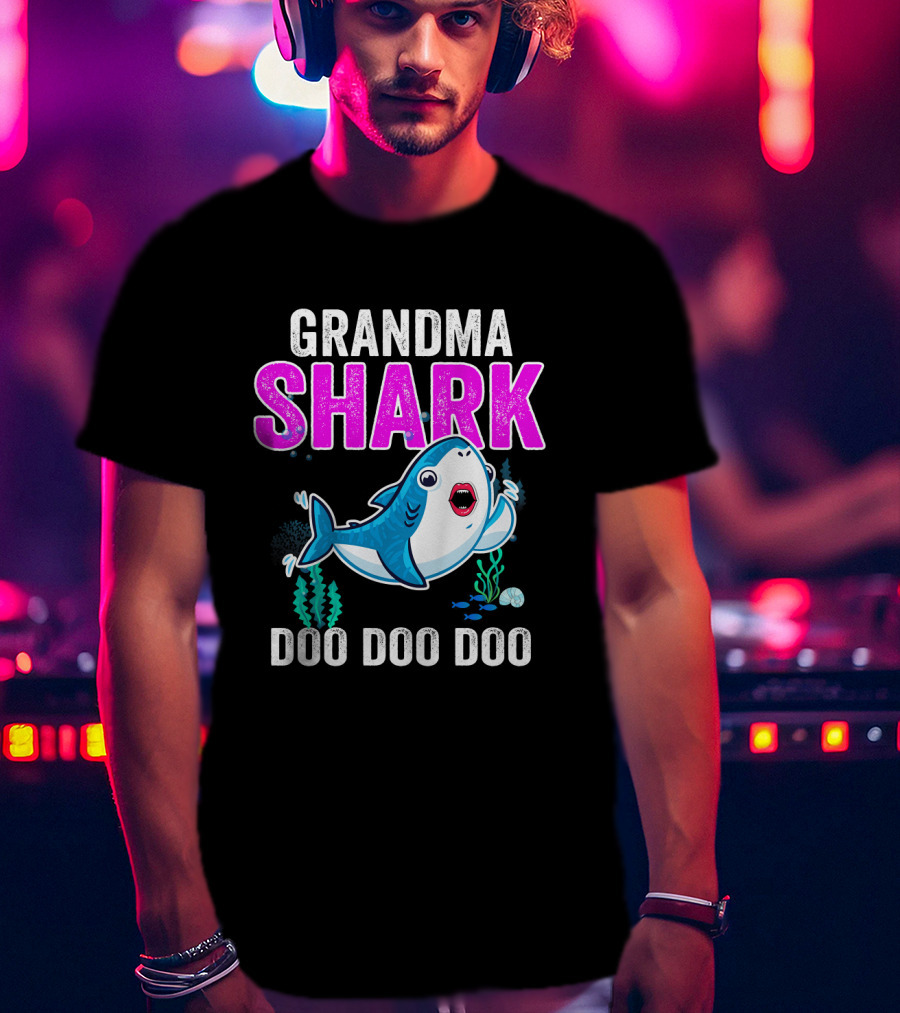 Grandma Shark Doo Doo Doo Christmas T-Shirt