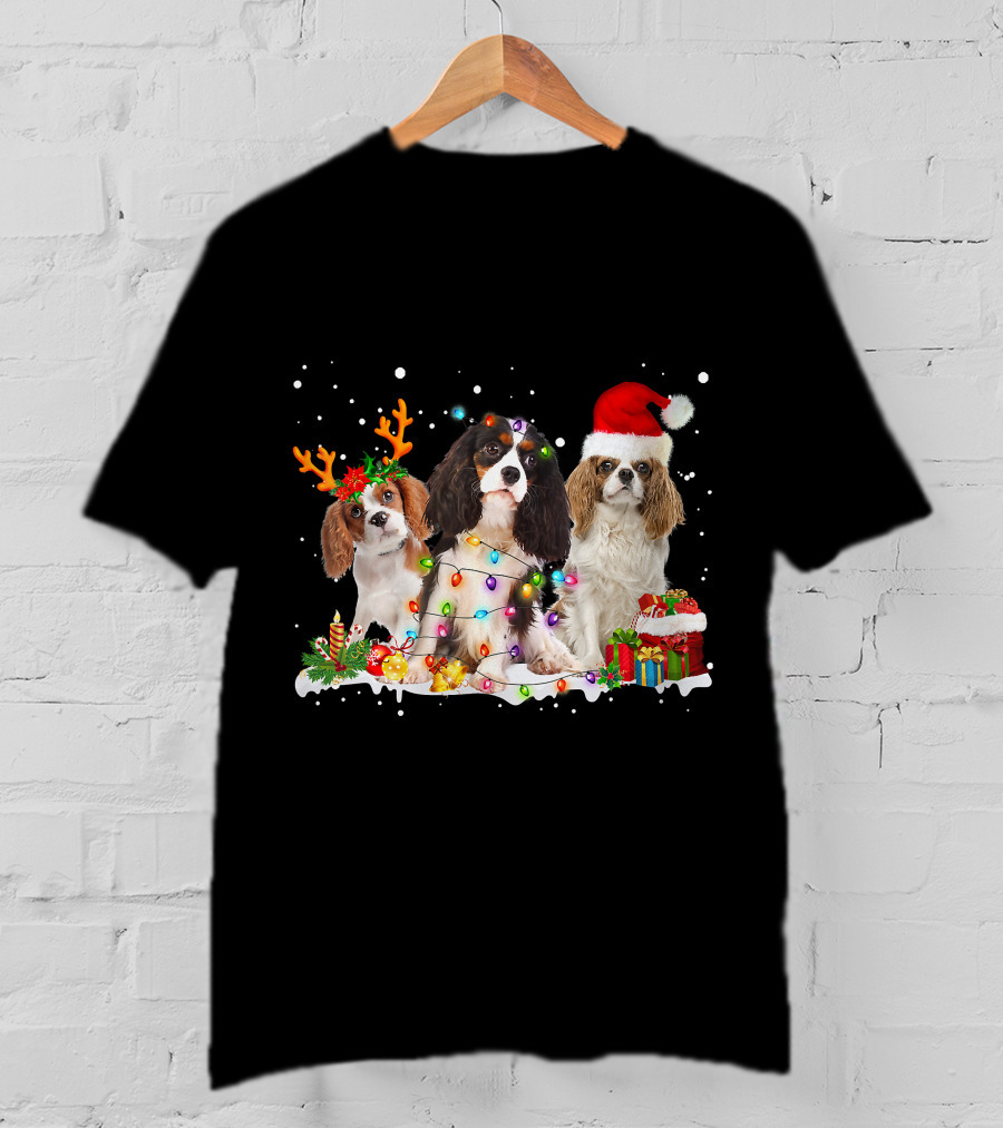 Cavalier King Charles Spaniel Festive Christmas Lights And Santa Hat Snow Scene T-Shirt