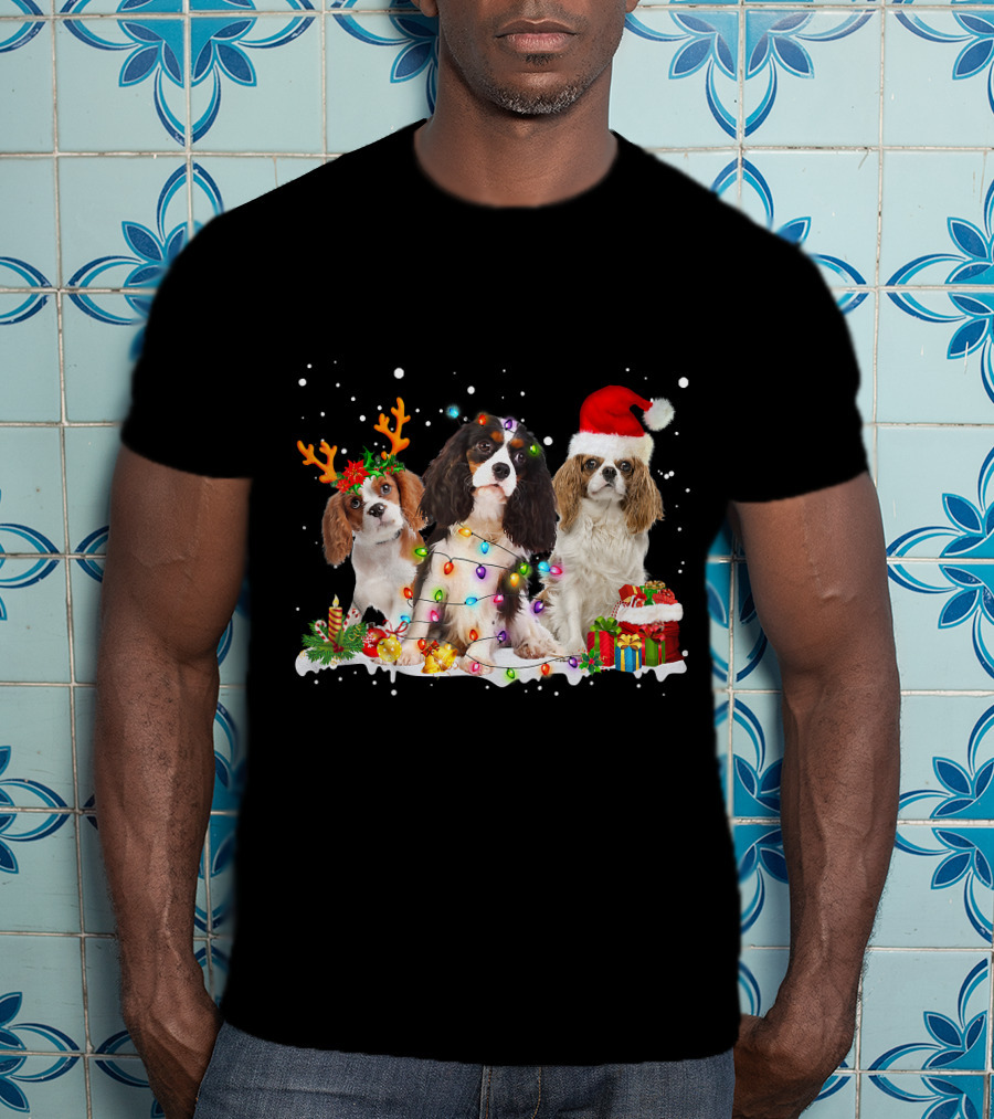 Cavalier King Charles Spaniel Festive Christmas Lights And Santa Hat Snow Scene T-Shirt