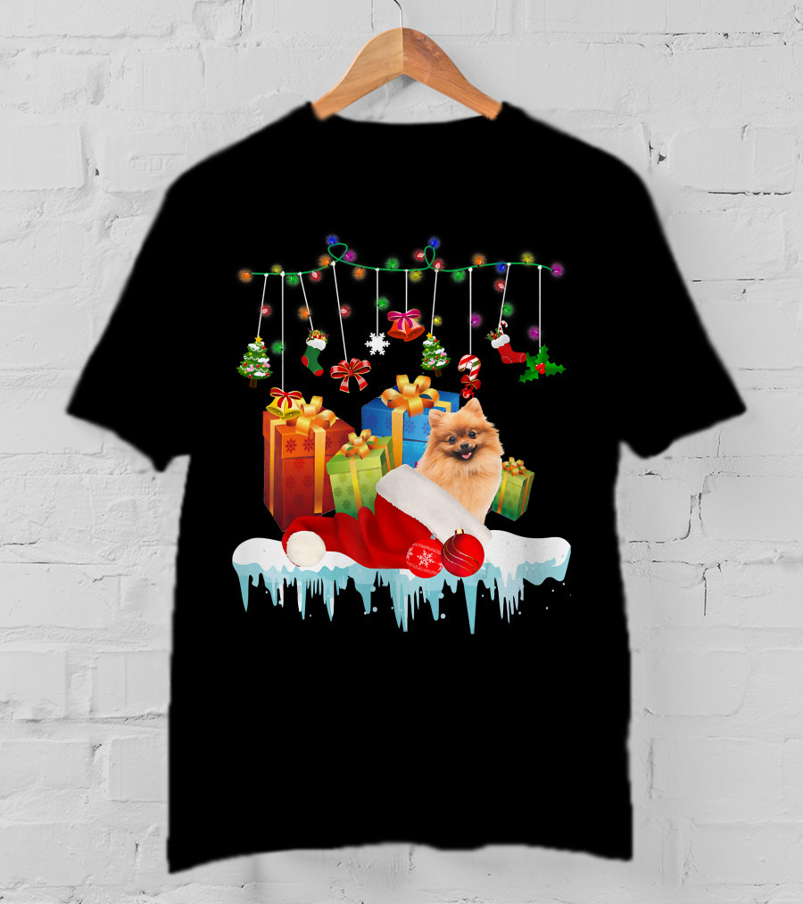 Pomeranian Santa Hat Surrounded By Christmas Gifts And Fairy Lights T-Shirt