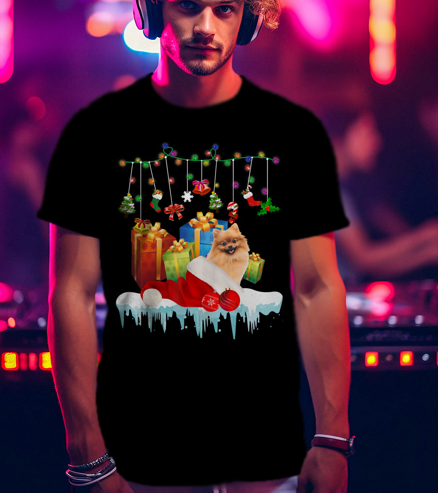 Pomeranian Santa Hat Surrounded By Christmas Gifts And Fairy Lights T-Shirt
