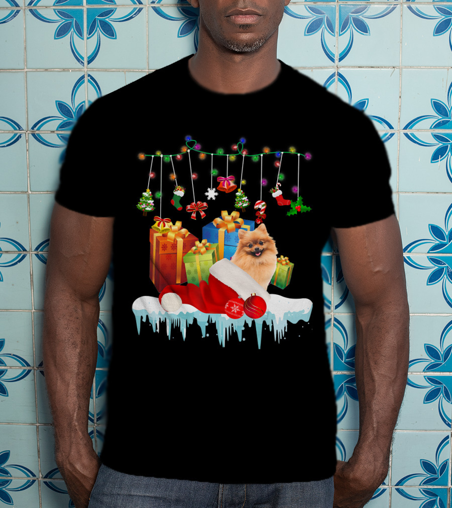 Pomeranian Santa Hat Surrounded By Christmas Gifts And Fairy Lights T-Shirt