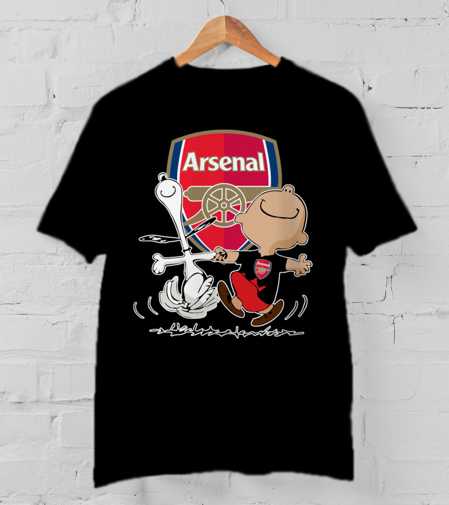 Arsenal Football Club Snoopy Charlie Brown Dancing Badge T-Shirt