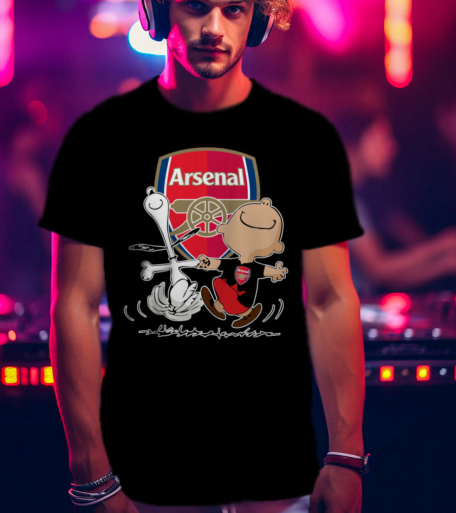 Arsenal Football Club Snoopy Charlie Brown Dancing Badge T-Shirt