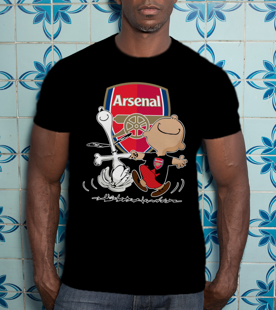 Arsenal Football Club Snoopy Charlie Brown Dancing Badge T-Shirt