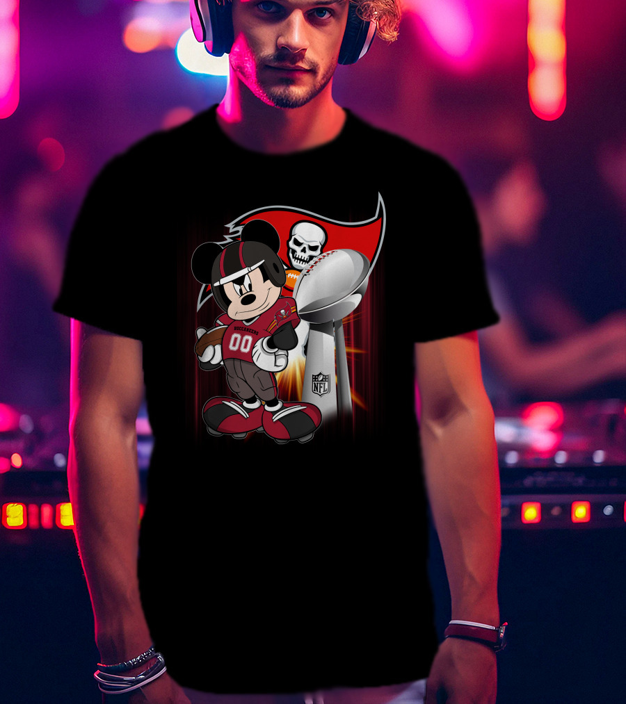 Mickey Buccaneers Nfl Super Bowl Trophy Football Fan Character With Logo And Skull T-Shirt